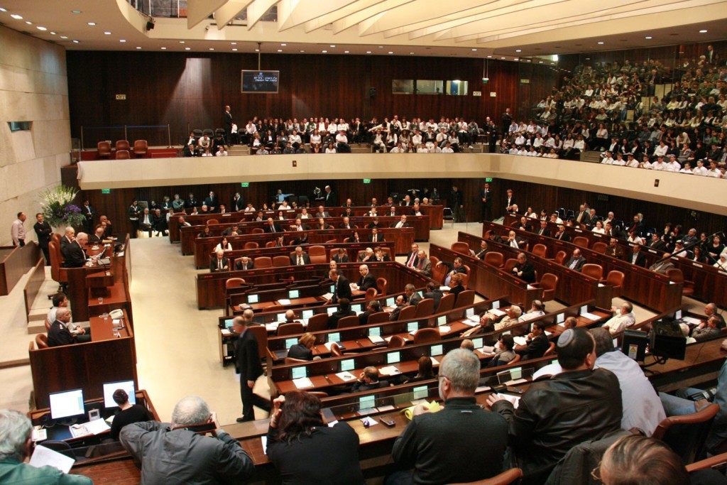 الكنيست يُصادق على 3 قوانين تستهدف الفلسطينيين ونواب يصفونها بـ "الخطيرة والعنصرية"