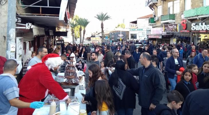 فلسطينيون بحيفا يبحثون سبل تخفيف الأزمة وشح مواقف السيارات في فترة الأعياد