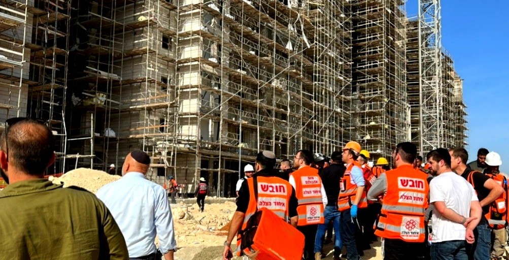 مصرع شابين وإصابة آخرين إثر انهيار سقالات خشبية في القدس