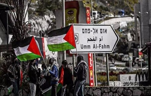 السلطات الإسرائيلية تحقق مع 10 شبان من أم الفحم وتسلمهم قرارات إبعاد عن الأقصى