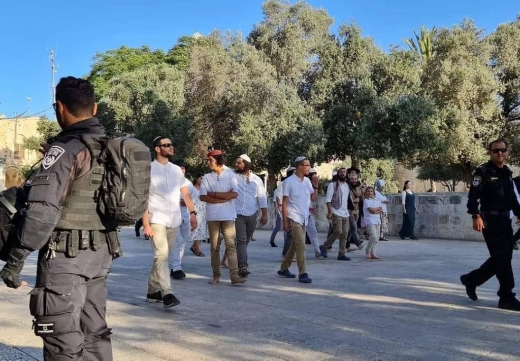 مستوطنون يقتحمون باحات المسجد الأقصى بالتزامن مع ما يسمى عيد "نزول التوراة"