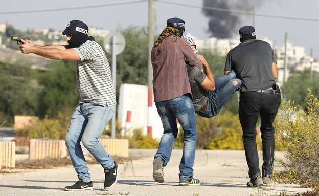 الحكم بالسجن ودفع تعويضات على قائد سابق في وحدة المستعربين