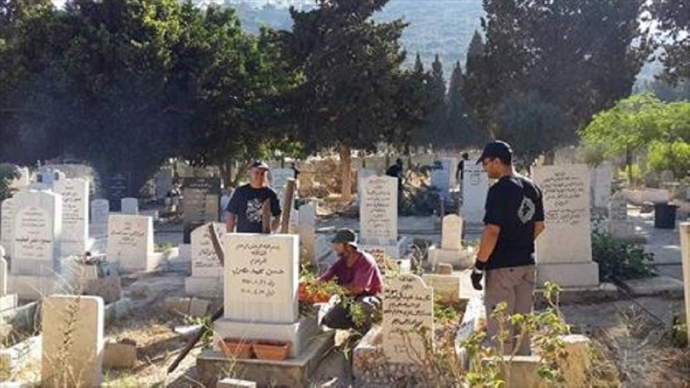 العشرات يشاركون في يوم تطوعي بمقبرة القسام في حيفا