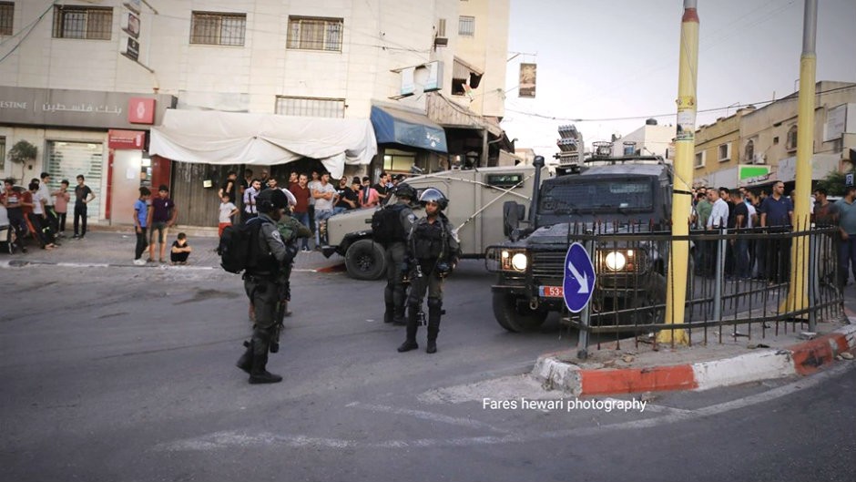 السلطات الإسرائيلي تعزل قائدًا في الجيش الإسرائيلي بعد أن نسي عنصرين أثناء اقتحام قلقيلية