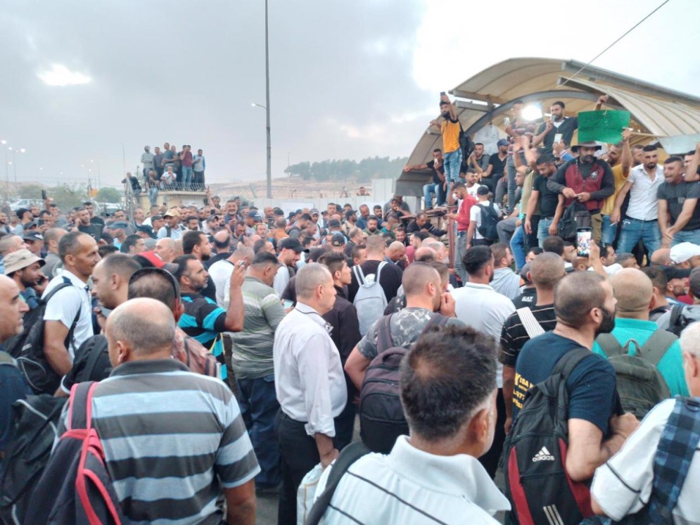 العمال الفلسطينيون ينظمون وقفات احتجاجية عند حواجز الاحتلال