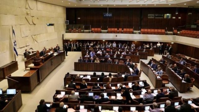 الكنيست يصادق بالقراءة التمهيدية على قوانين لسحب المواطنة والإقامة من أسرى فلسطينيين