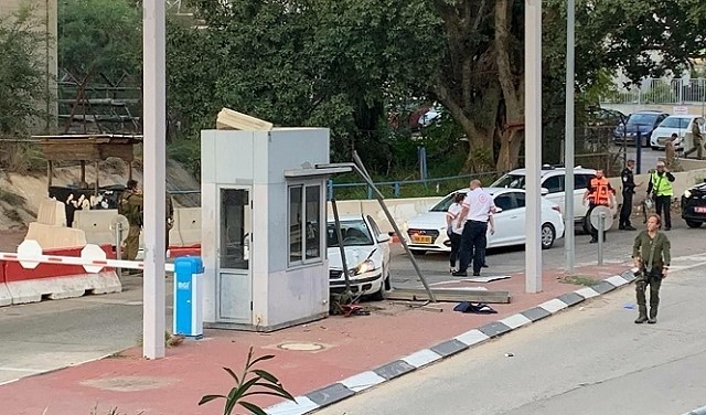 اعتقال شابين أحدهما من رهط بزعم دهس إسرائيلية في "تل أبيب"