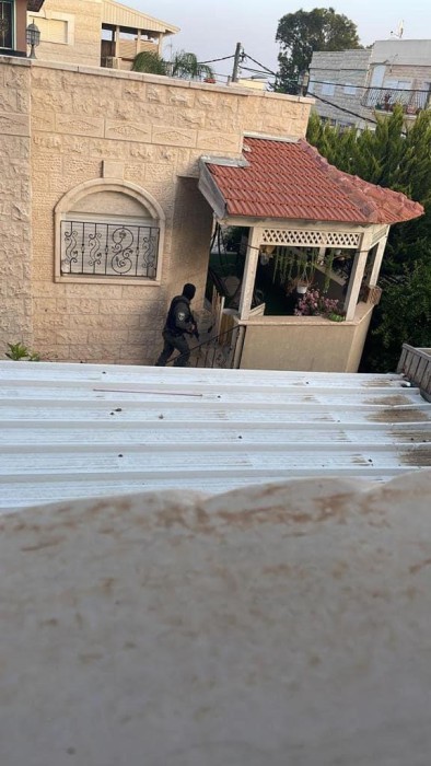 العربية للتغيير تدين الاعتقالات في صندلة وتعقب: "هذه الهجمة لن تزيد أهلنا إلا إصرارًا وصلابة"