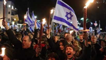 إسرائيليون يتظاهرون بمحيط منزل نتنياهو