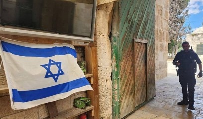 تخلله رفع العلم الإسرائيلي..مستوطنون يقتحمون المسجد الأقصى بحماية شرطة الاحتلال