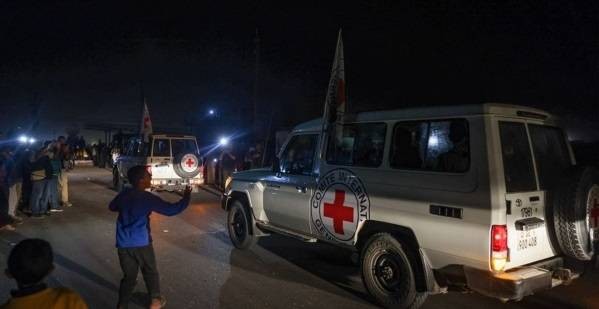 محتجزة إسرائيلية أطلق سراحها: كان بإمكان الحكومة إعادة المحتجزين