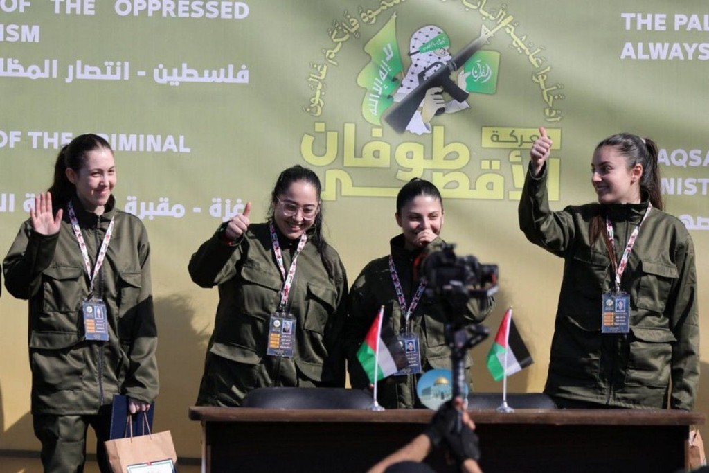 هذا ما قاله إسرائيليون عن مشاهد تسليم المجنّدات الإسرائيليات في غزة