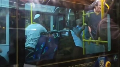الإفراج عن المتهمين بالاعتداء على سائق حافلة في القدس رغم توثيق الحادثة بالفيديو