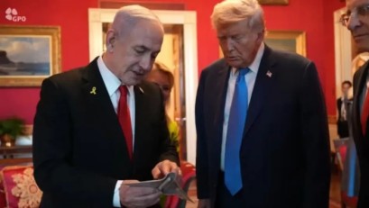 نتنياهو يهدي ترامب هدية غير مألوفة مصنوعة من مواد القبة الحديدية..ما علاقة إيران؟
