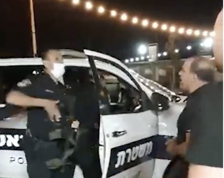 شرطي إسرائيلي يرفع الرشاش بوجه صحفي بمجد الكروم والصحفي يوضح للجرمق ما حدث