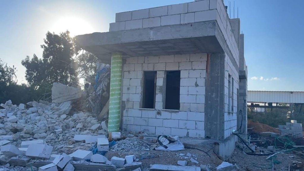 السلطات الإسرائيلية تُجبر فلسطينيًا على هدم منزله في قلنسوة