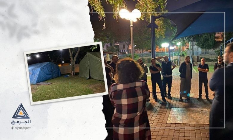 عشرات الفلسطينيين يتظاهرون في يافا للتضامن مع مخيم الصمود