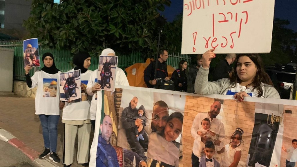 العشرات يتظاهرون في اللد للمطالبة بمحاسبة قاتلي الشهيد موسى حسونة