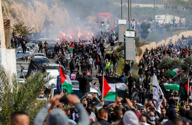 مركز فلسطيني يرصد 52 عملًا مقاومًا في أكتوبر بأراضي48