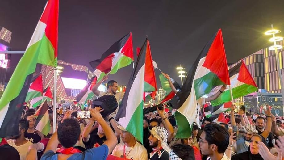 كيف عقب نشطاء أراضي48 على رفع العلم والشارات الفلسطينية بالمونديال؟