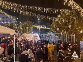 حشد كبير من الفلسطينيين يشارك في فعاليات إضاءة شجرة الميلاد بالناصرة