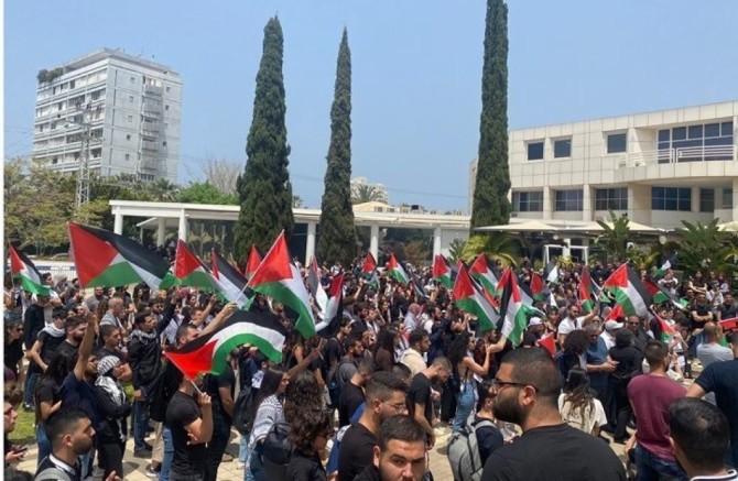 نشطاء بأراضي48: "سنستمر برفع العلم الفلسطيني حتى لو منعت إسرائيل ذلك"