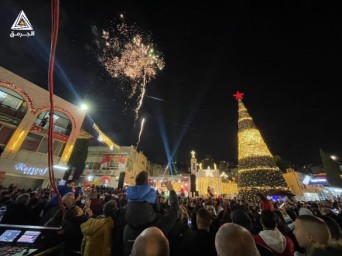 مئات الفلسطينيين يشاركون بإضاءة أكبر شجرة ميلاد في البلاد والشرق الأوسط
