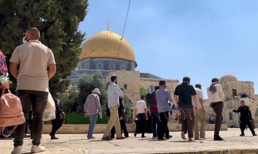 مستوطنون يقتحمون باحات المسجد الأقصى المبارك بحماية مشددة من قوات الاحتلال