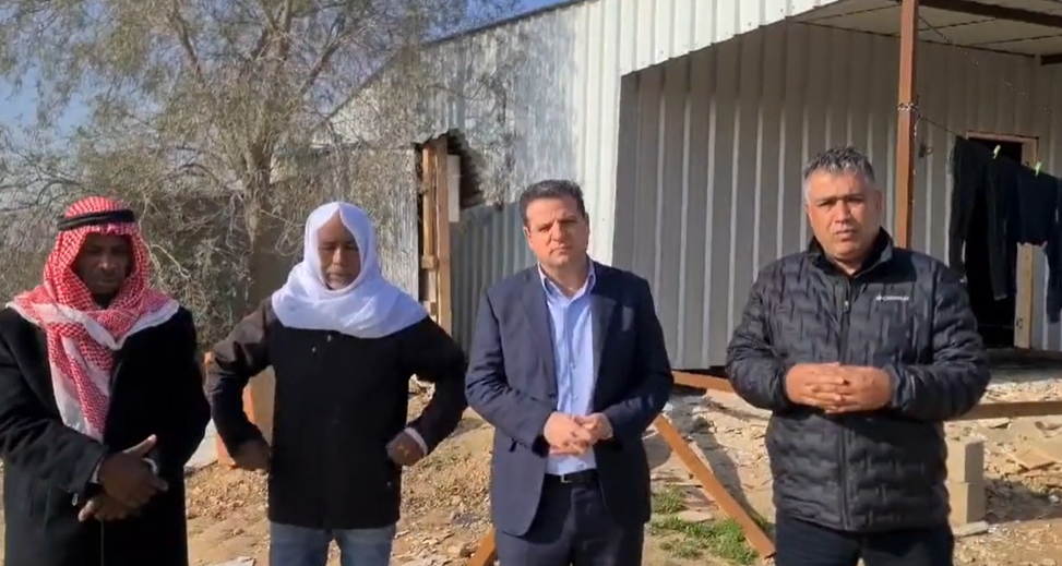 فلسطيني من النقب يدعو فلسطينيي48 والنقباويين للاعتصام وإغلاق الشوارع احتجاجًا على سياسة هدم المنازل