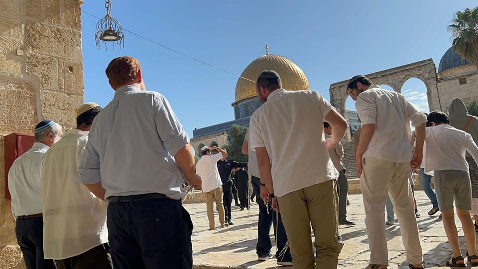 مستوطنون يقتحمون باحات المسجد الأقصى ويؤدون طقوسًا تلمودية