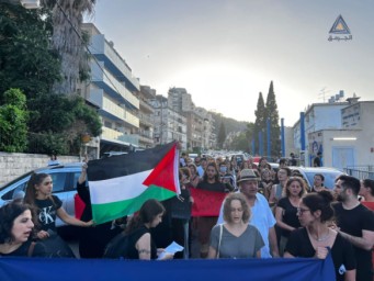 العشرات يحتشدون في حيفا تنديدًا بجرائم قتل النساء