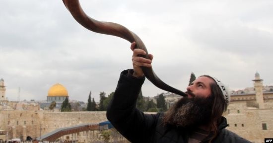محكمة إسرائيلية تسمح للمستوطنين بالنفخ في البوق بمقبرة الأسباط الإسلامية