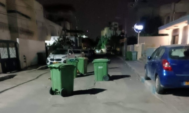 سكان أحد أحياء الطيبة يغلقون شارعًا في المدينة احتجاجًا على استمرار انقطاع الكهرباء