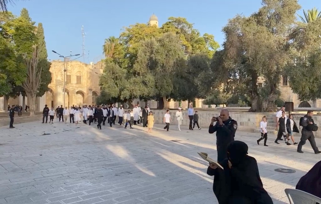 المستوطنون يواصلون اقتحامهم للمسجد الأقصى بحماية مشددة من قوات الاحتلال