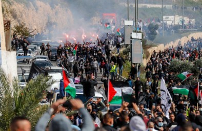 "أمنستي" تؤكد أن منع رفع العلم الفلسطيني في الـ48 مخالف لحقوق الإنسان