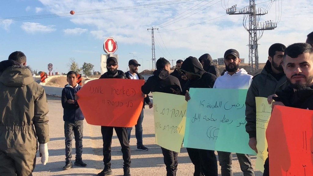 المدخل الوحيد لحارة الهزّيل في رهط..سلطة "شوارع إسرائيل" تغلق شارع 264