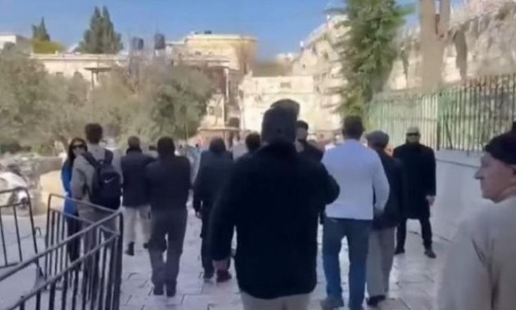 كيف علّقت صحيفة عبرية على منع دخول السفير الأردني للأقصى؟