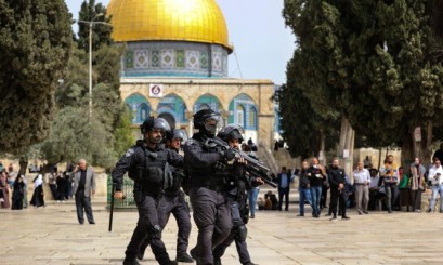 آلاف المستوطنين يقتحمون الأقصى بحماية شرطة الاحتلال