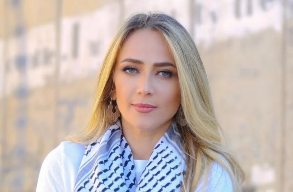 تحويل الفنانة دلال أبو آمنة للحبس المنزلي ومنعها من النشر على وسائل التواصل