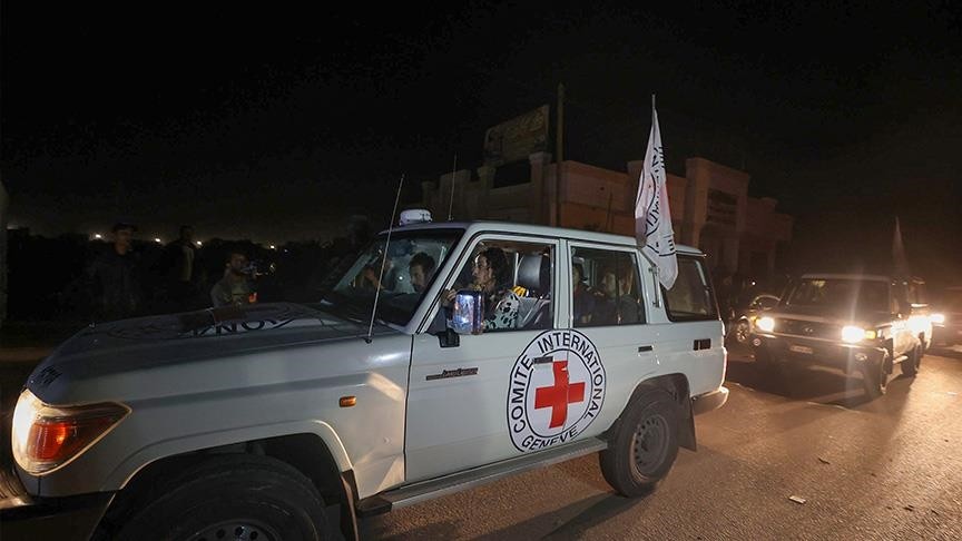 قناة إسرائيلية تكشف عن صفقة مطروحة للنقاش تشمل 4 مراحل