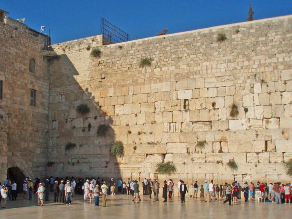 وزير الأديان الإسرائيلي يعتزم طرح قانون يحظر صلاة النساء الإسرائيليات عند حائط البراق