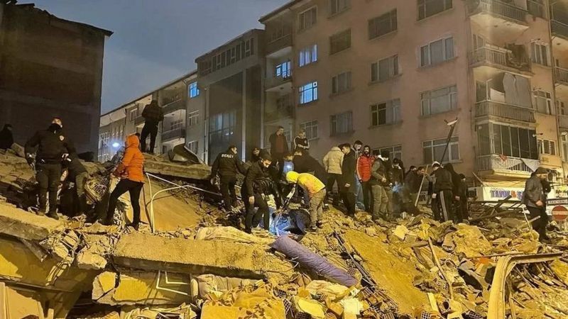 مئات القتلى والجرحى جراء زلزال بقوة 7.8 ضرب تركيا وسوريا
