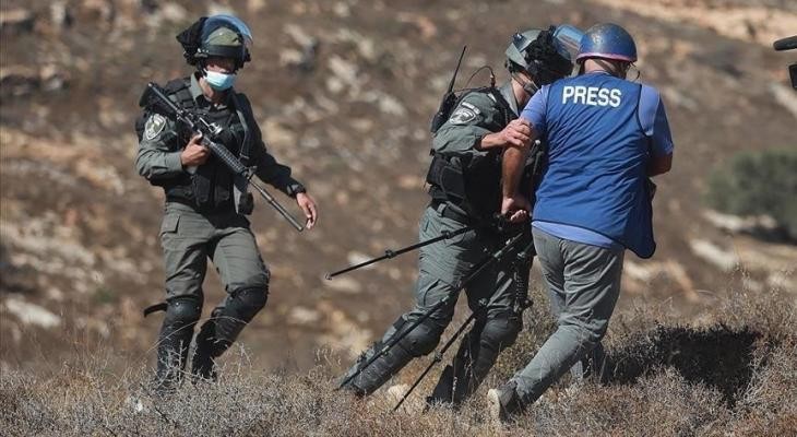 49 انتهاكًا ارتكبتها السلطات الإسرائيلية بحق المؤسسات الصحافية والإعلامية