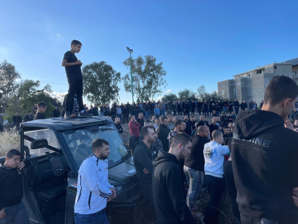 حشد من الفلسطينيين يشيع جثمان ضحية جريمة إطلاق النار بطمرة الزعبية