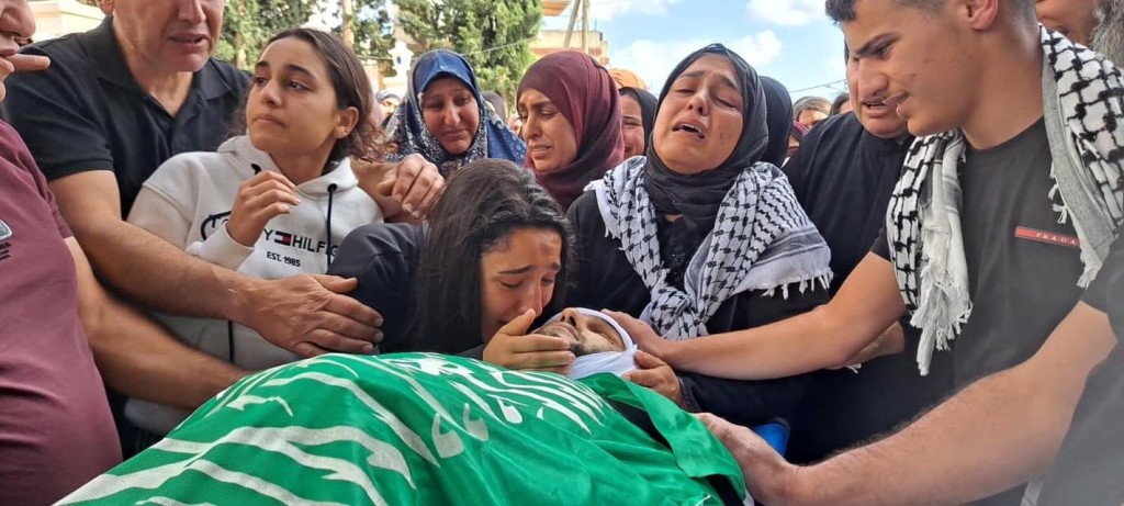حشد من الفلسطينيين يشيع جثمان الشاب ديار عمري في صندلة