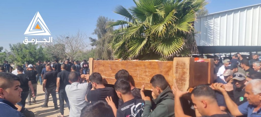 مئات الفلسطينيين يشيعون ضحية جريمة إطلاق النار برهط