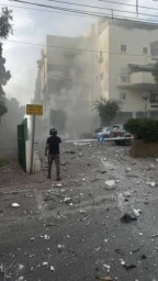 رشقة صاروخية ضخمة توقع أضرار كبيرة وإصابات جنوبي تل أبيب