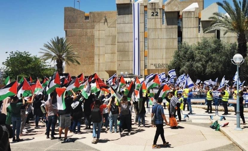 كيف عقّب طلبة فلسطينيون على مشروع قانون "منع العلم الفلسطيني" داخل الجامعات الإسرائيلية؟