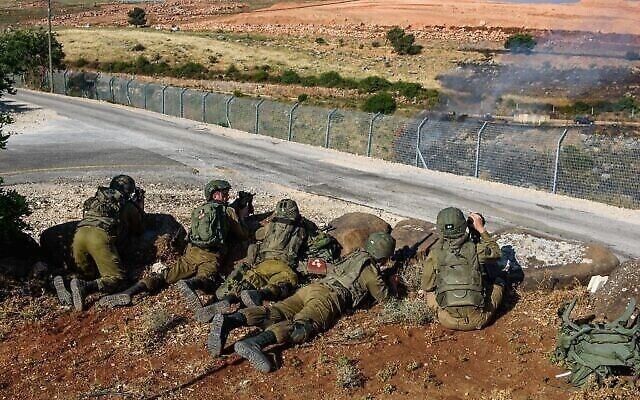 جنود لبنانيون يتخطون الحدود الفلسطينية اللبنانية بالزي العسكري والسلاح