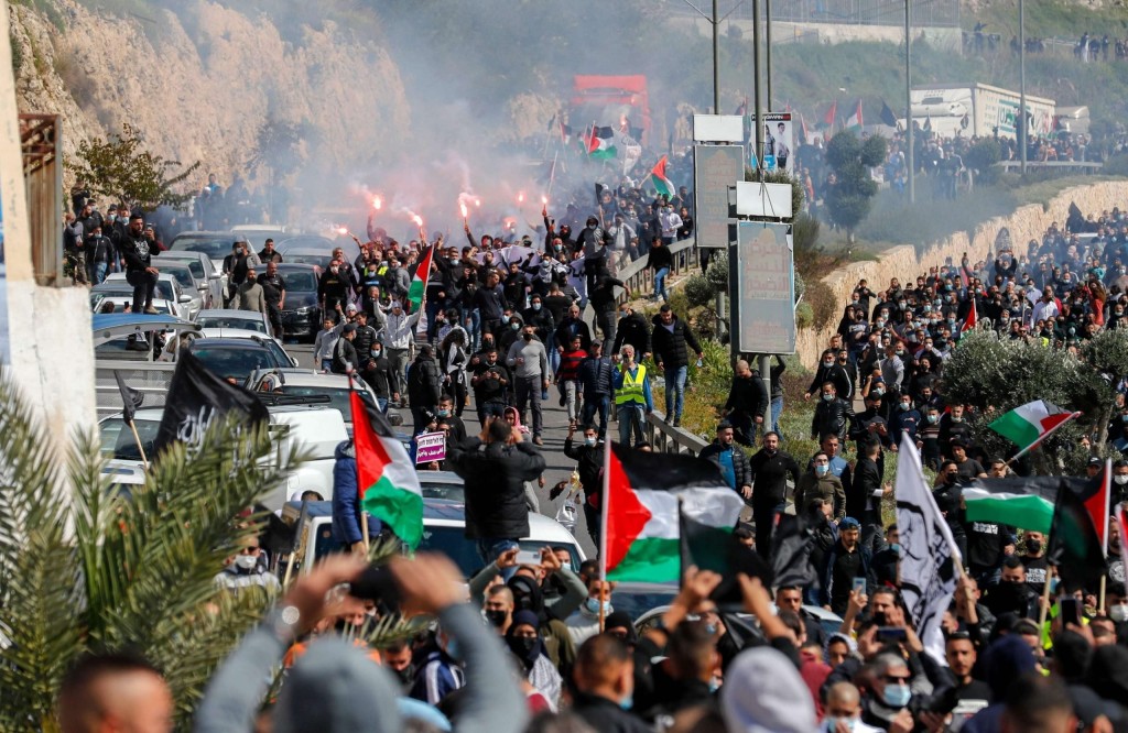جمعية "حقوق المواطن" تلتمس للعليا الإسرائيلية بشأن "قانونية" رفع العلم الفلسطيني